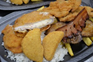 2 személyes vegyes tál (csülkös-sajtos sertésborda, rántott csirkecombfilé, cigánypecsenye,rántott camembert, vegyes köret, vegyes házi savanyúságok)