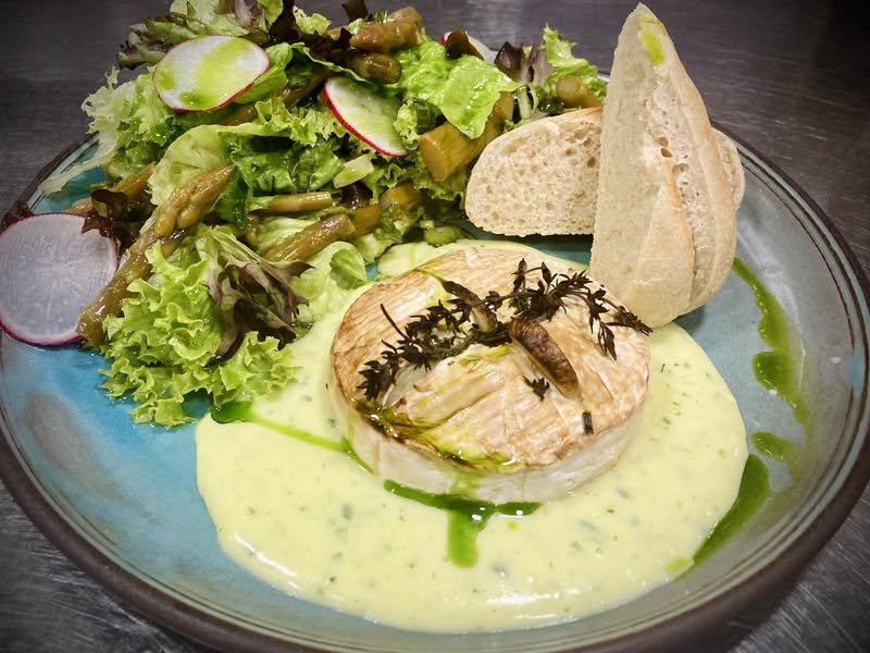 Grillezett camembert spárgasalátával, zöldfűszeres krémmártással és bagettel