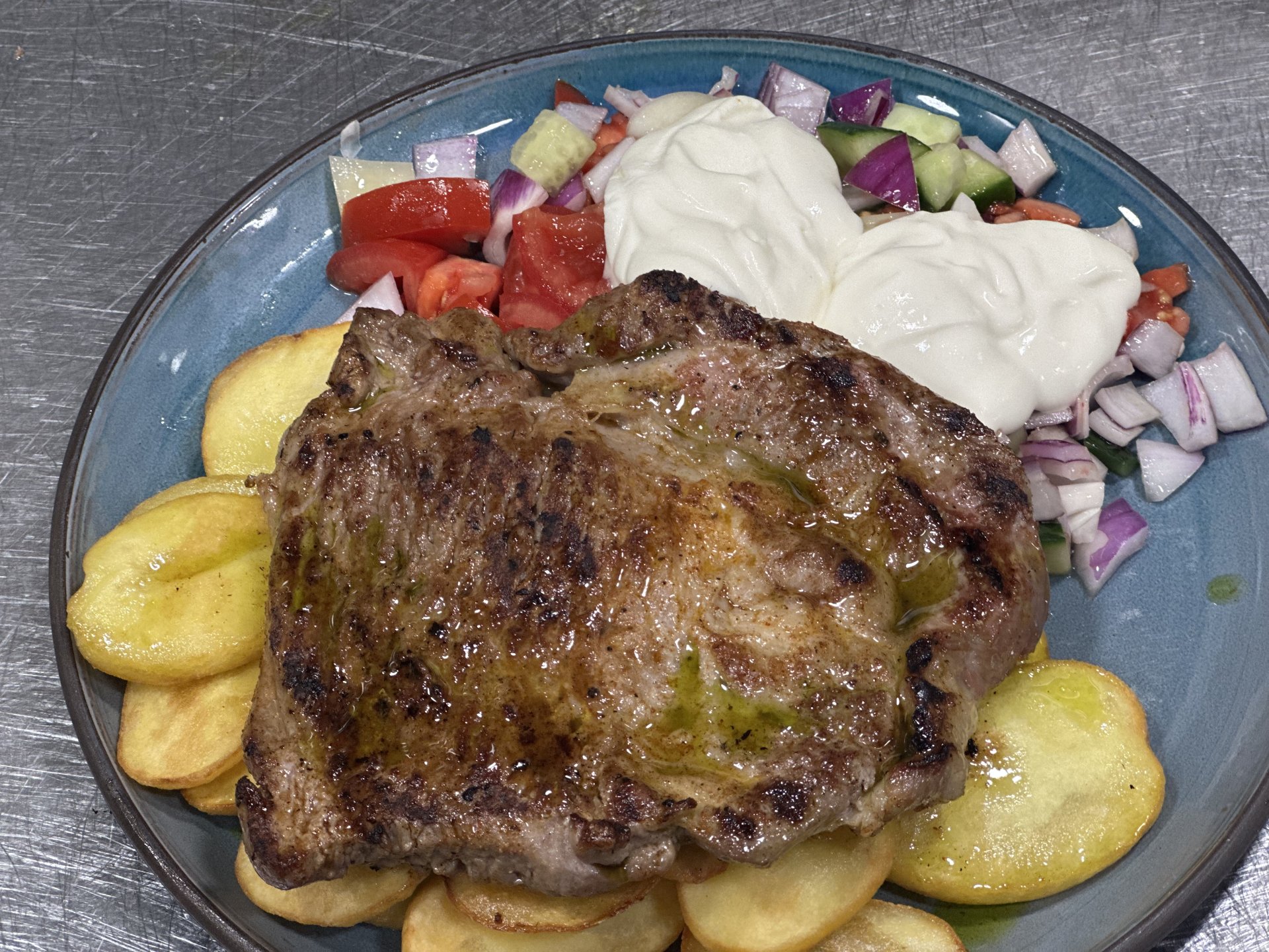Grillezett sertésflekken (300gr) sopszka salátával és sült burgonyával