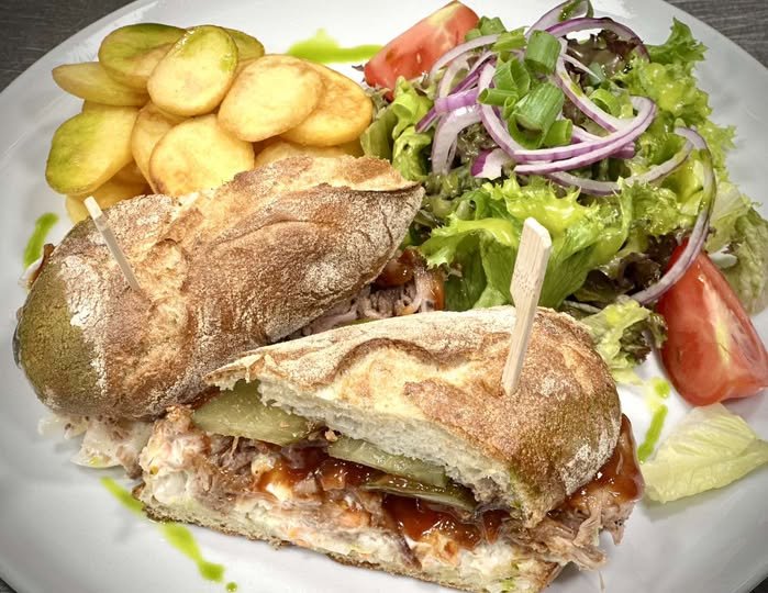 Forgó Szendvics (vadkovászos ciabatta, tépett marhaszegy és sertéstarja, coleslaw saláta, kovászos uborka, BBQ szósz) salátával és sült burgonyával