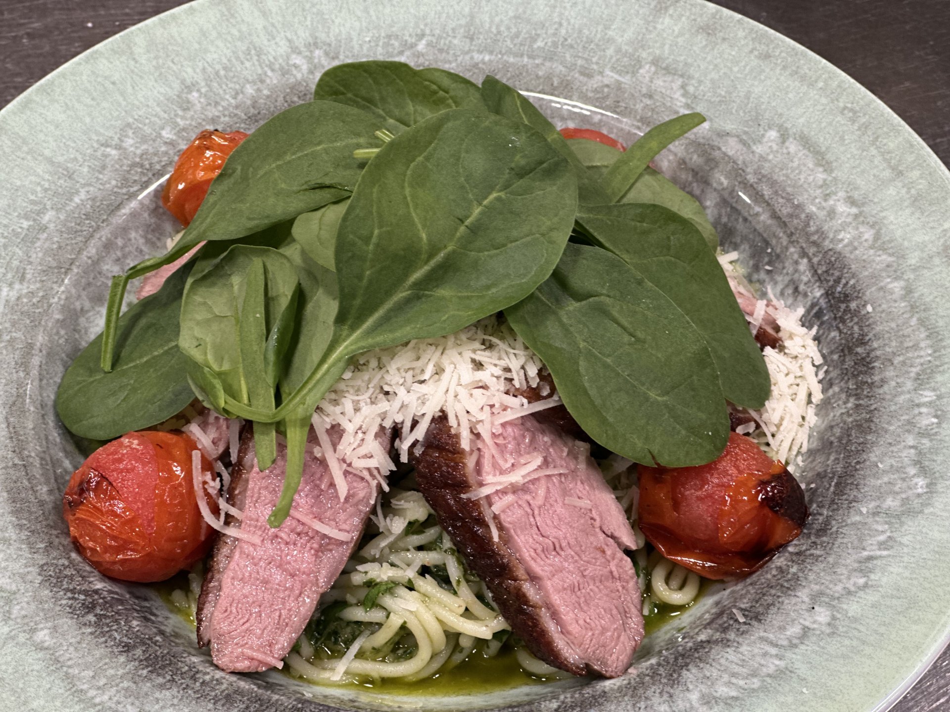 Gegrillte Entenbrust mit Knoblauch-Chili-Petersilien-Spaghetti, gebratenen Tomaten,  mit Parmesan und frischem Spinat