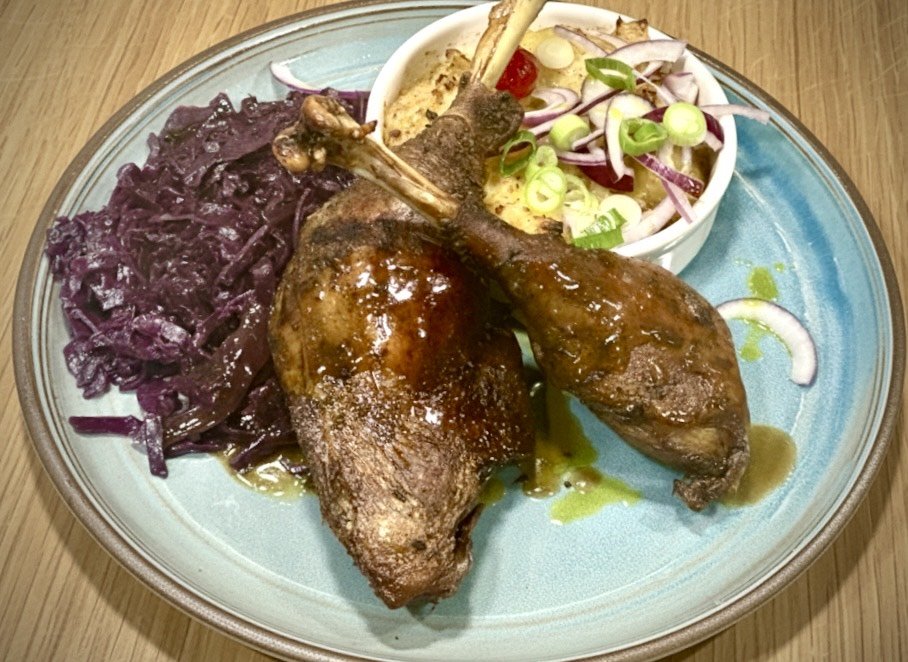 Márton-napi libacomb tepertős törtburgonyával és párolt káposztával