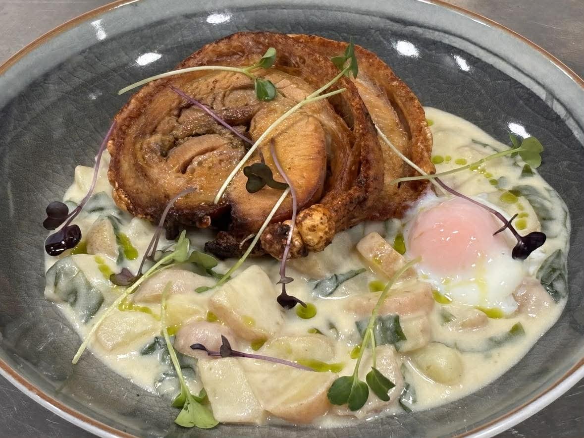 Medvehagymás, tejfeles újburgonya főzelék malacsülttel és buggyantott tojással