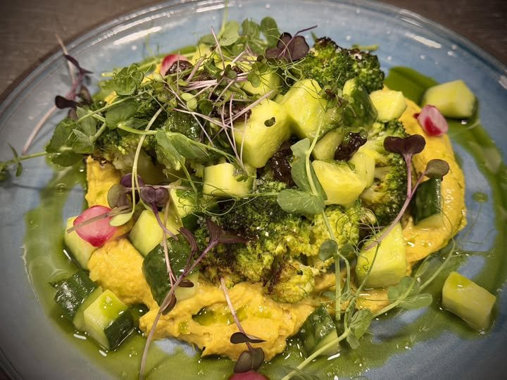 Sült brokkoli humusszal és mentás uborkával