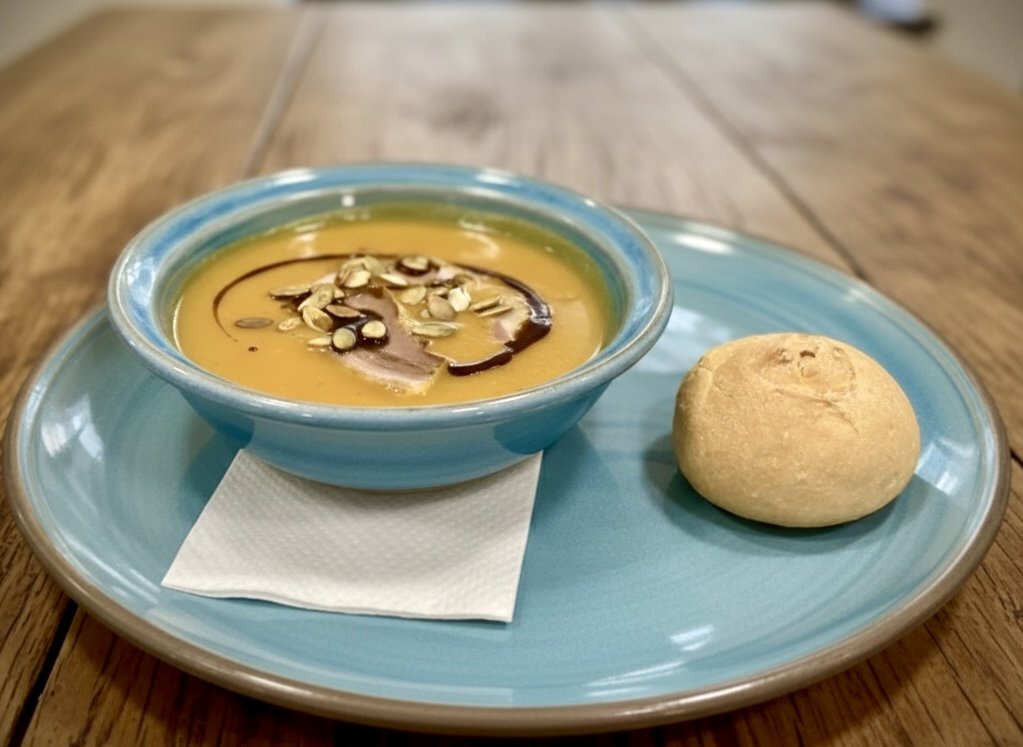 Sütőtökleves füstölt libamellel és sütőtökös bucival