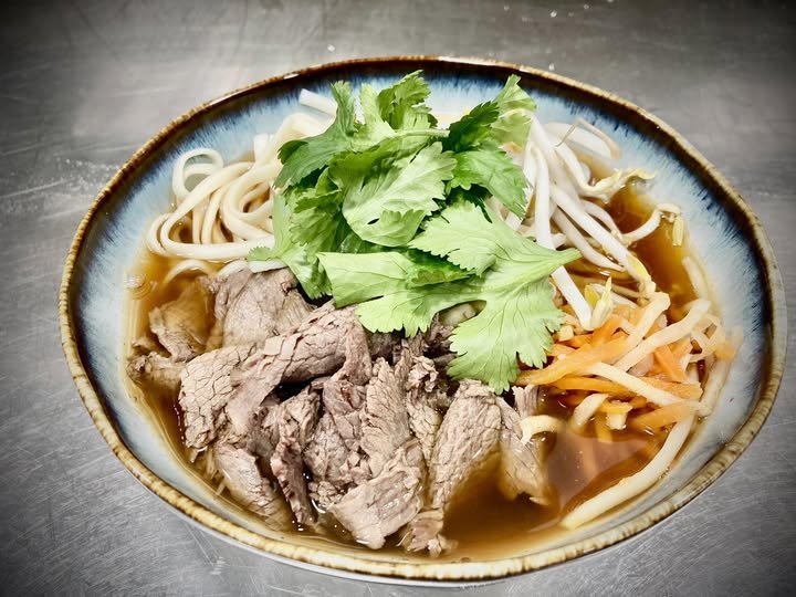 Szarvas ramen  (szarvashús, tészta, zöldségek, tojás újhagyma, koriander)