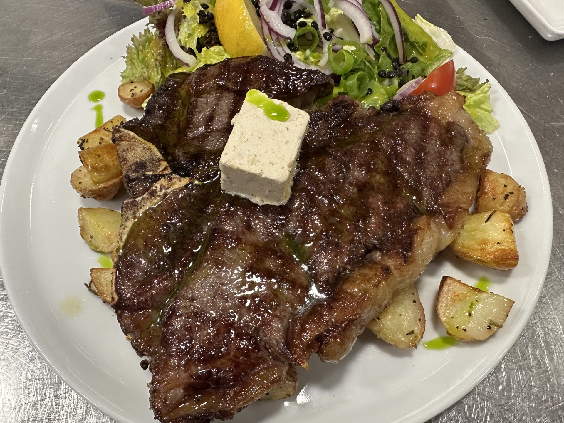 T-bone steak (500g angus) salátával, pirított rozmaringos burgonyával és fűszervajjal (Naragh Birtok-www.naragh.hu)