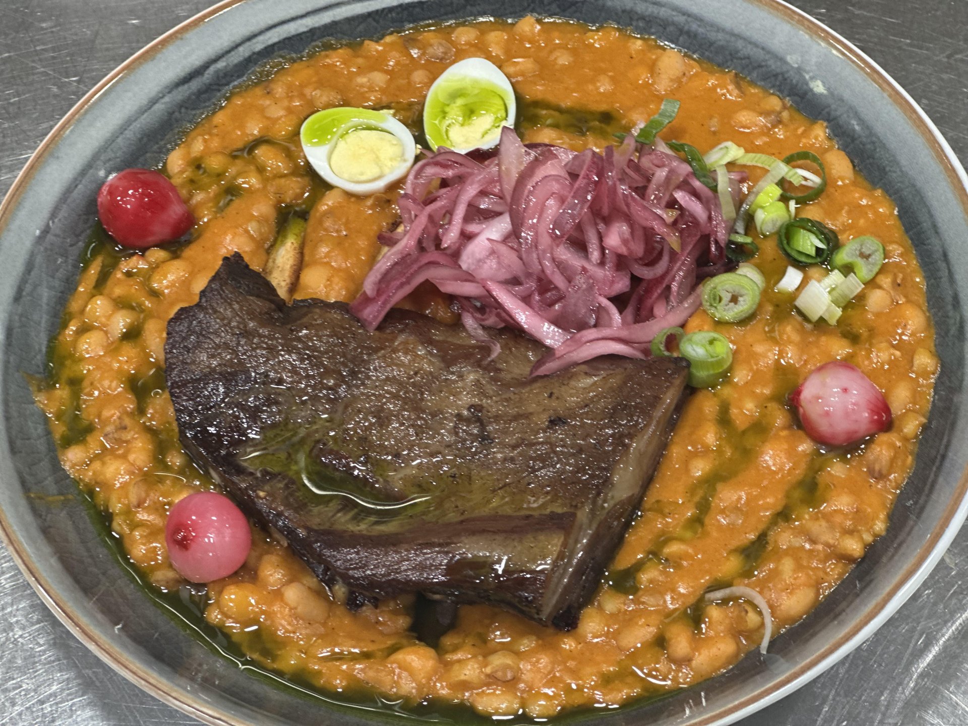 Saját füstölésű lassansült vaddisznó oldalas sólettel, fürjtojással és marinált hagymával