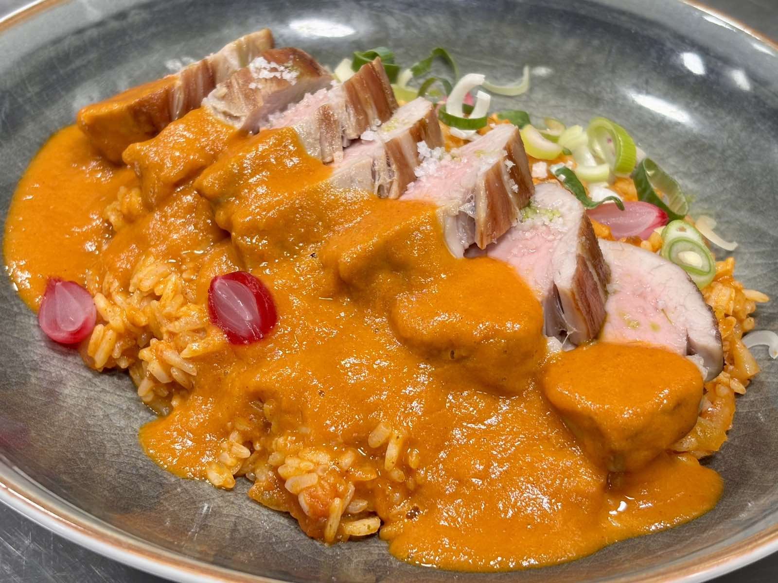 Grillezett sertésszűz kápiamártással, Bácskai rizzsel és uborkasalátával