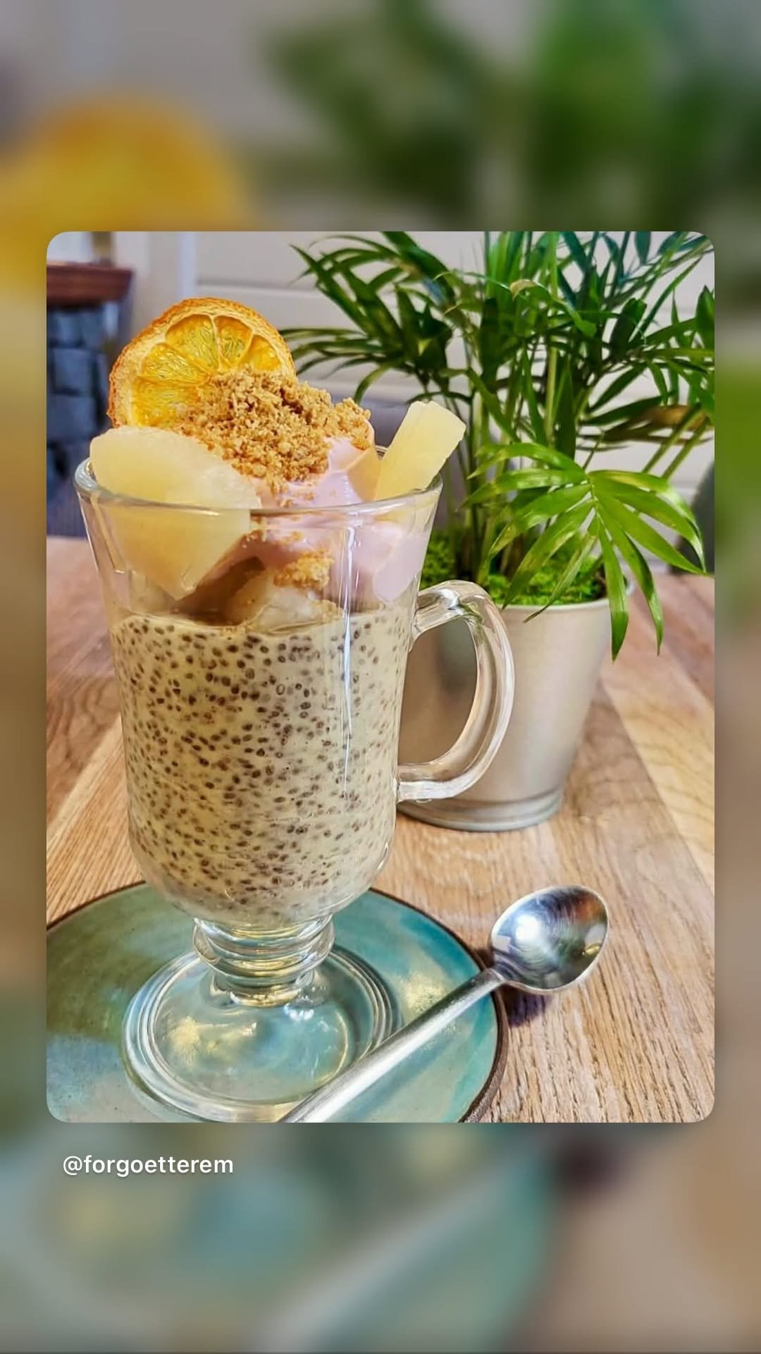 Mangós-kókuszos chia puding ananásszal és málnával (Vegán)