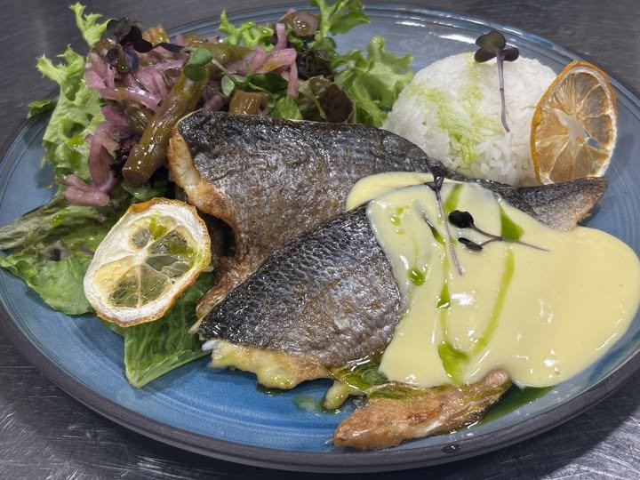 Grillezett durbincsfilé spárgás leveles salátával, párolt jázminrizzsel és krémmártással