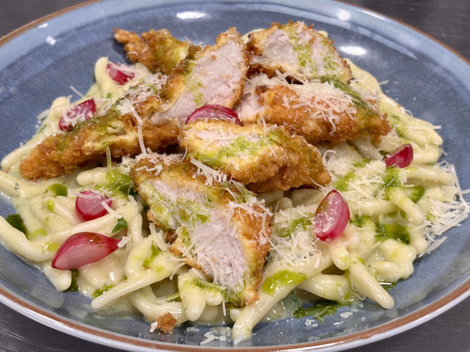 Ropogós bundában sült nyúlgerincfilé medvehagymás-sajtkrémes papfojtó tésztával  és pecorino sajttal