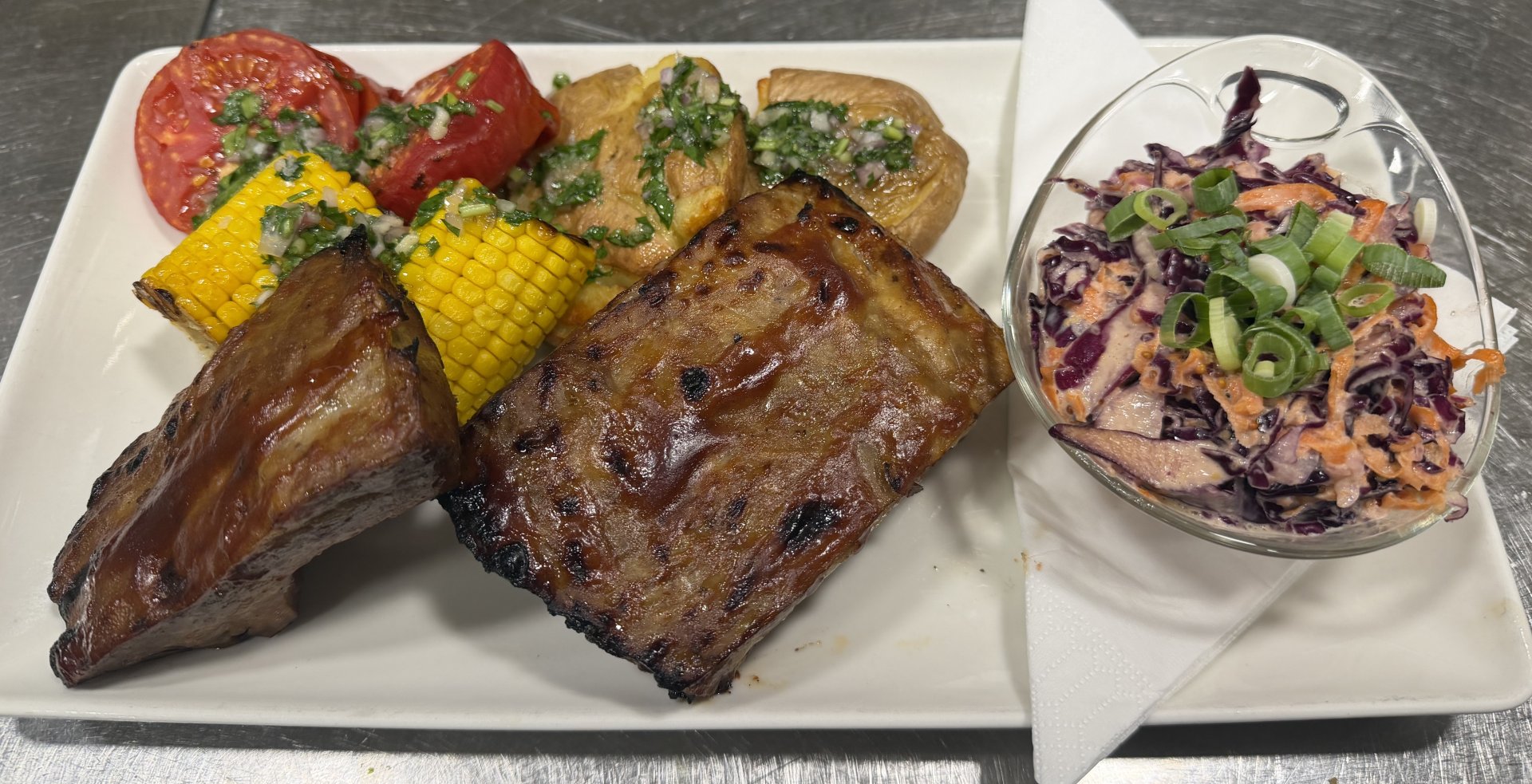 Lassan sült sertésoldalas smash burgonyával, grillezett kukoricával és coleslaw salátával