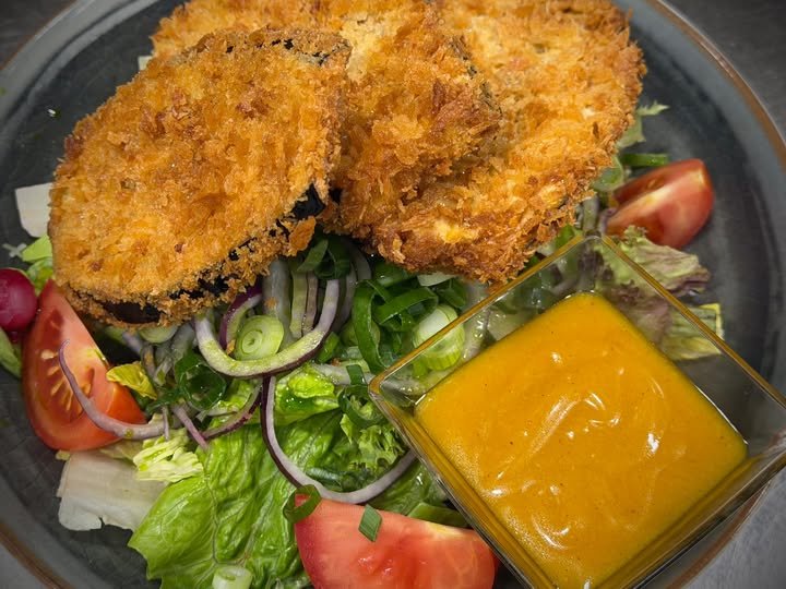Padlizsán katsu saláta (pankómorzsában sült fűszeres padlizsán friss salátával és curry-s mártogatóssal)