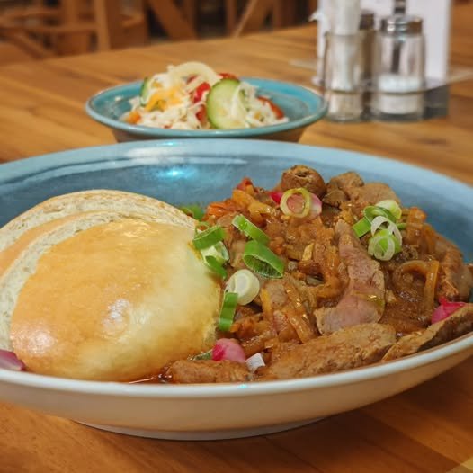 Resztelt borjúmáj sváb knédlivel és házi csalamádéval