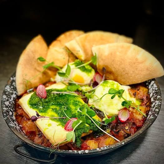Shakshuka (közel-keleti lecsó) füstölt tofuval, tojással és pitával (Vegetáriánus)