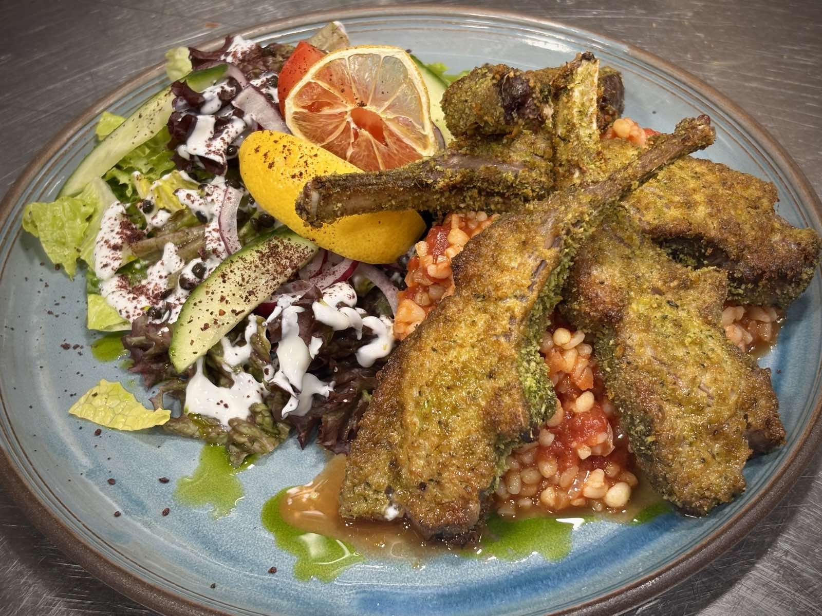 Zöldfűszeres morzsában sült báránygerinc paradicsomos bulgurral és joghurtos salátával